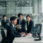 東京のイノベーション拠点で最先端技術を操作しながら協働する日本人ビジネスパーソン