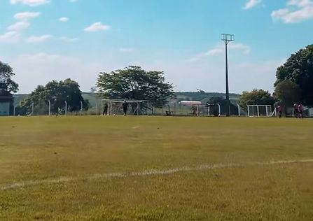 Foto do campo do Bairro Alegre. Gramado. Lindo céu azul ao fundo com poucas nuvens.