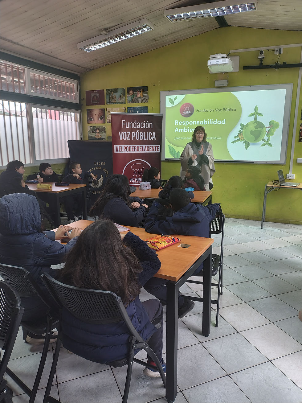 La coordinadora del liceo dando la bienvenida a la actividad