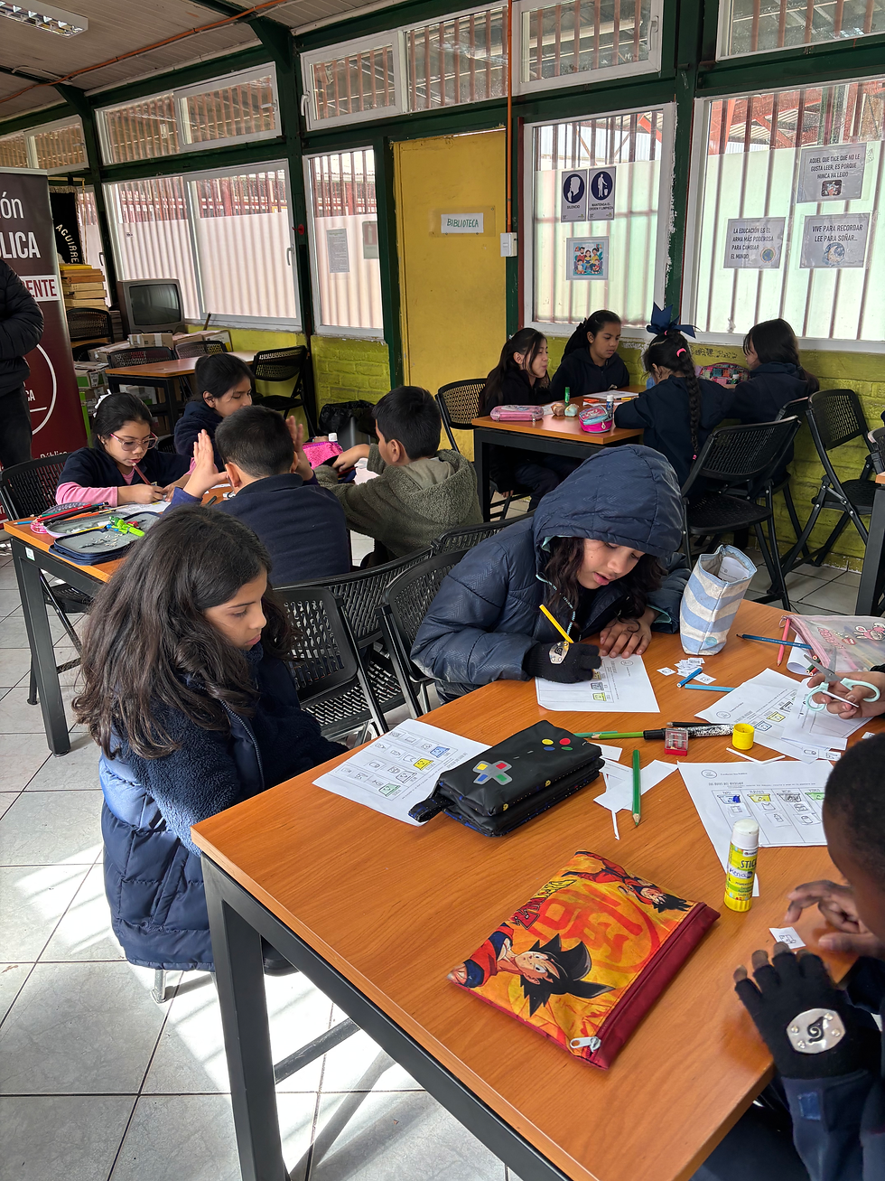 Los niños y niñas que asistieron al taller realizando la actividad