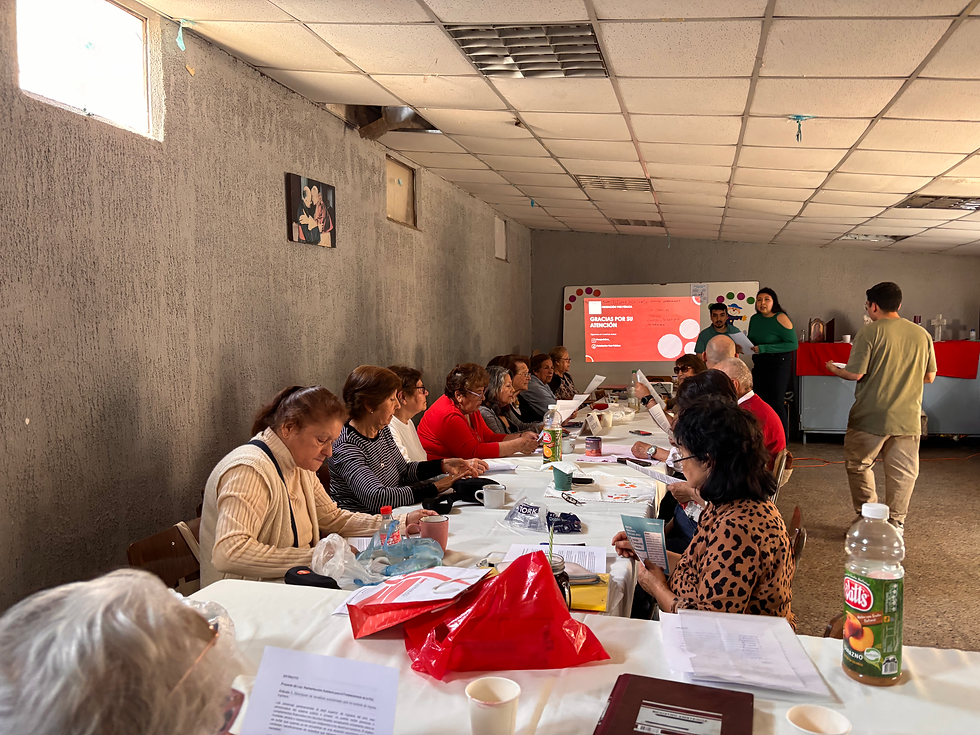 Nuestro equipo explicando el juego de roles al club.