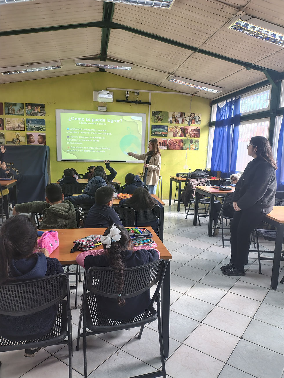 El equipo relator desarrollando el taller