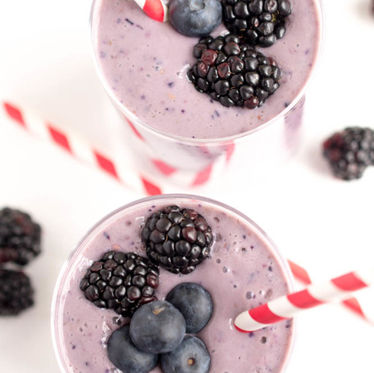 Smoothie de iogurte grego com frutos vermelhos