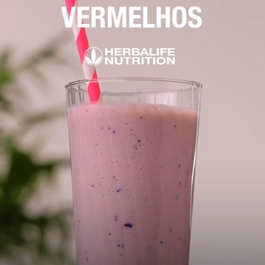 Batido de ananás, coco e frutos vermelhos