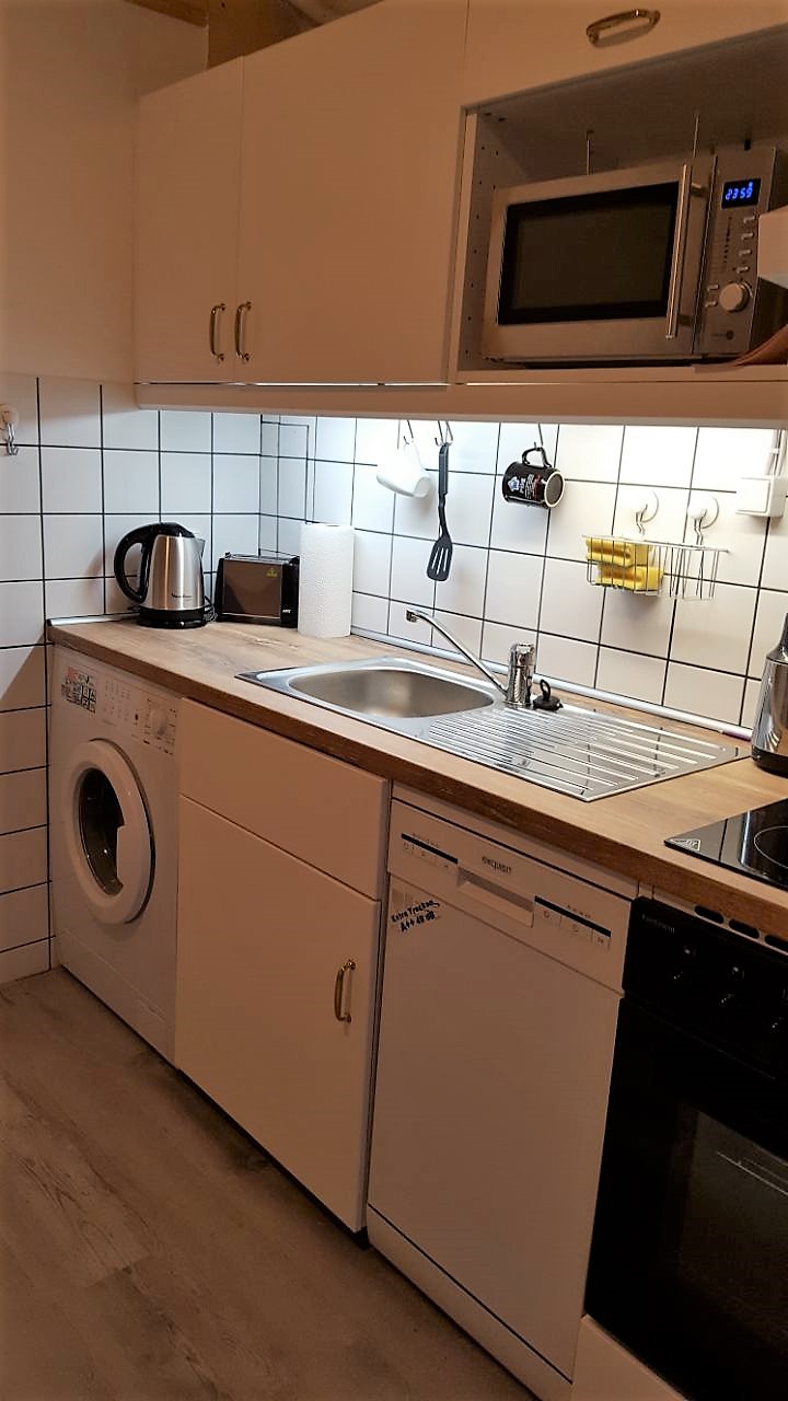 Küchenzeile mit Geräten