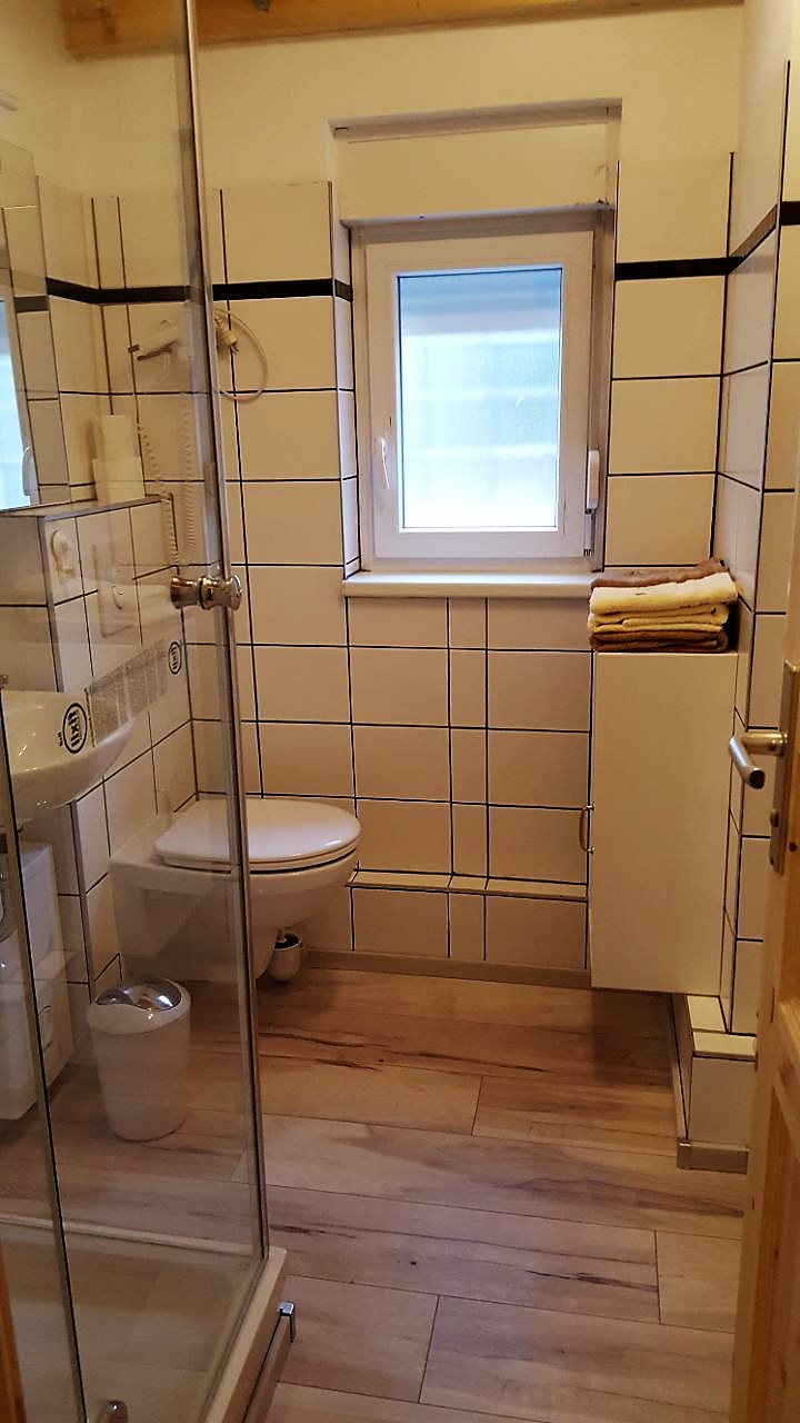 Badezimmer mit Fenster
