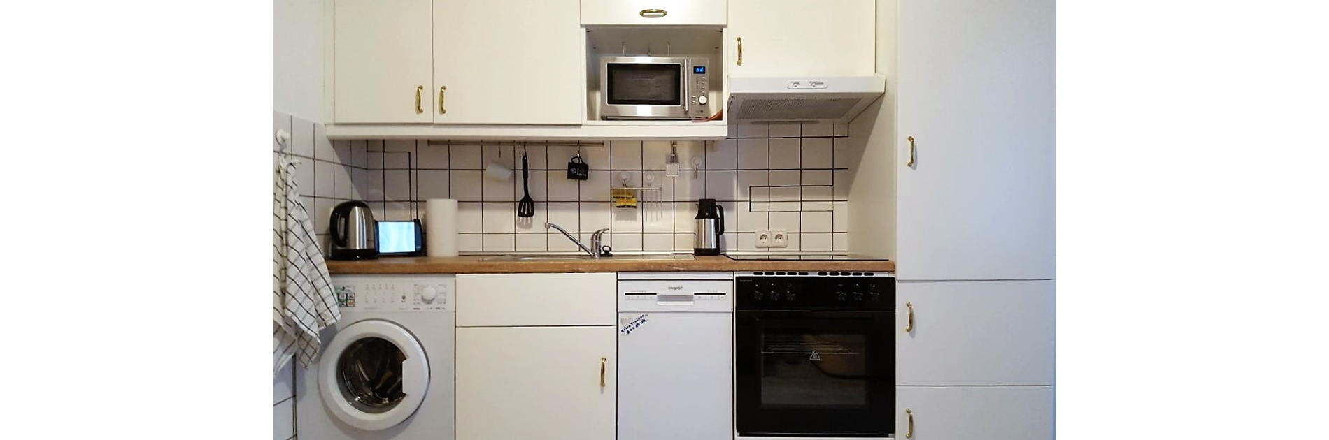 Küchenzeile mit Geräten
