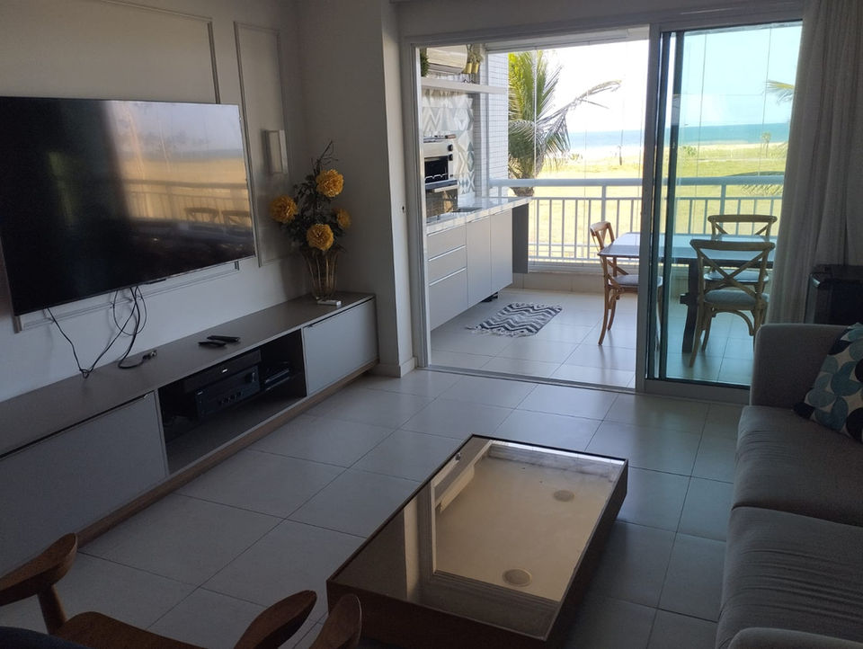 Sala de estar de apartamento de luxo com vista panorâmica para o mar no Porto das Dunas