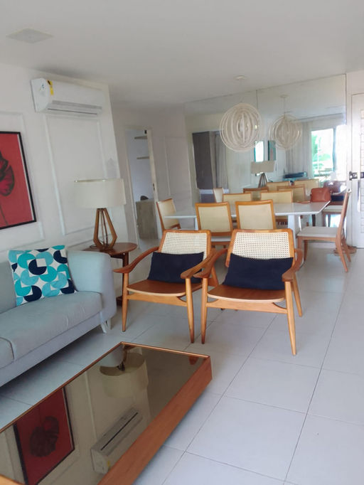 Sala de estar e jantar de apartamento de luxo com vista panorâmica para o mar no Porto das Dunas