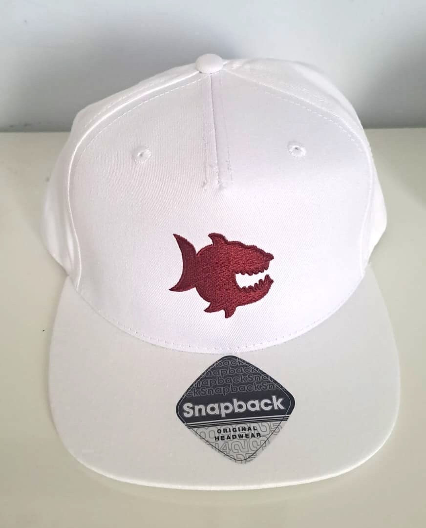 Cappello Snapback bianco con logo ricamato badass&co rosso amaranto, cotone twill, visiera piatta.Wear the mission.