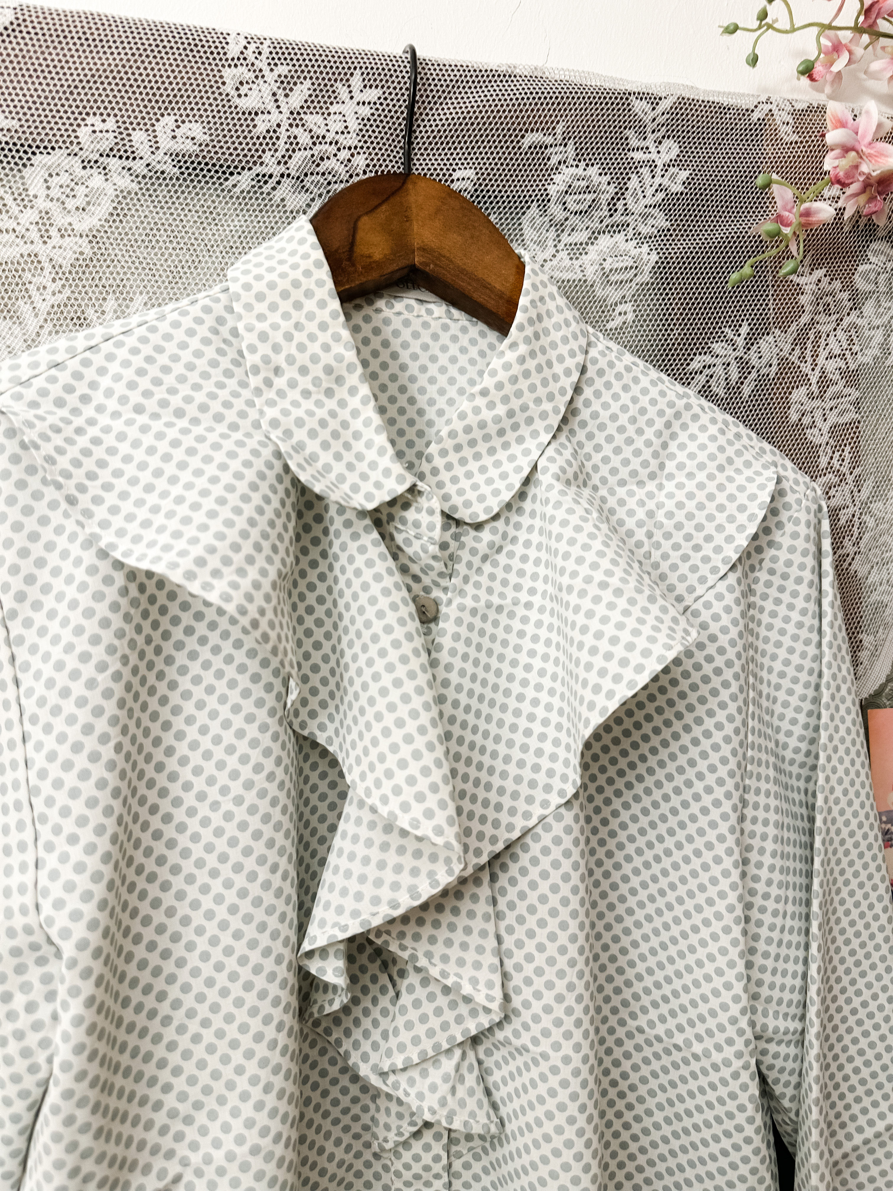 白色底藍灰波點長袖上衣