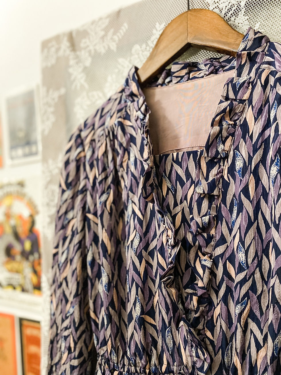 Thumbnail: 深紫葉紋ruffle領長袖連身裙