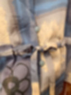 Thumbnail: 灰藍底水彩花花圖案短袖恤衫