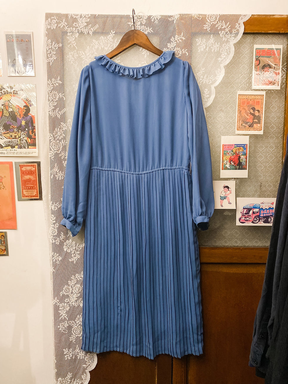 Thumbnail: 蔚藍ruffle領百摺長袖連身裙