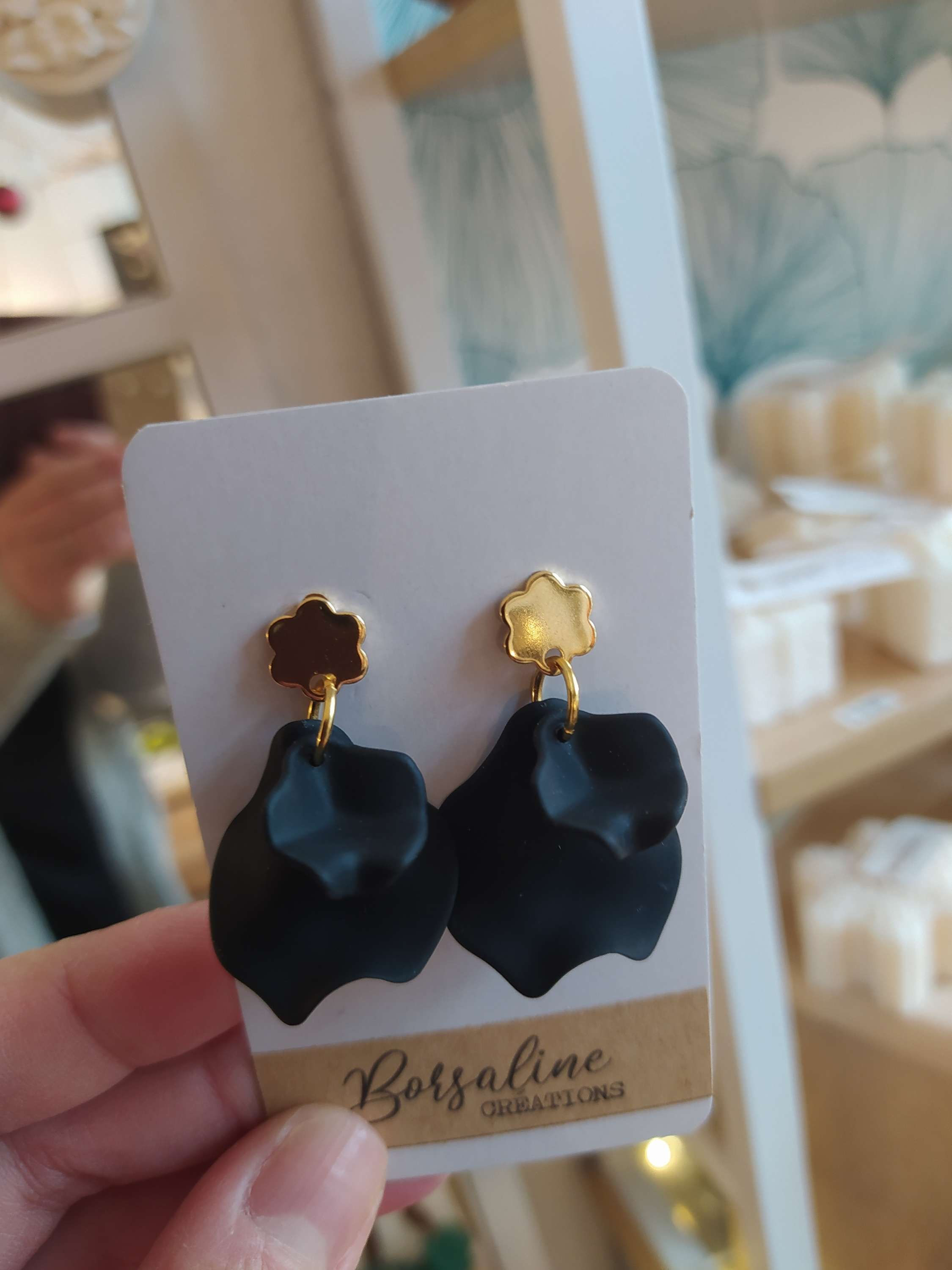 Boucles d'oreilles mini pétales noires
