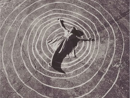 Não lute contra o invencível. O que o Desenho Humano ensina sobre rendição, presença e consciência.