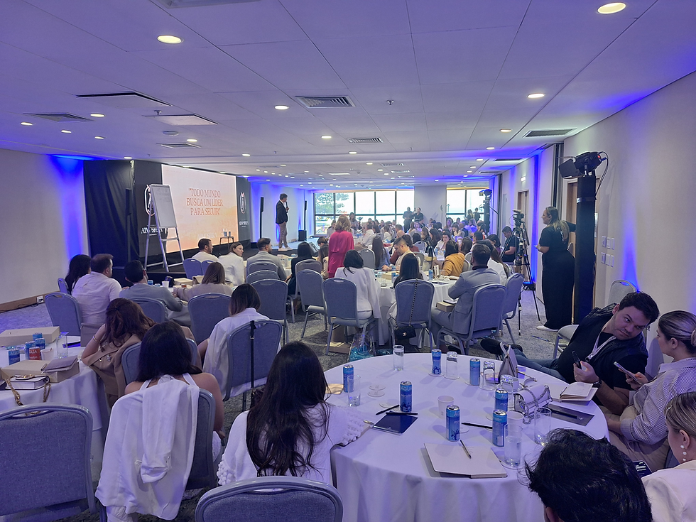 Rooftop no Rio de Janeiro com transmissão da Copa do Mundo em painel de LED Tecmais. A tecnologia LED oferece brilho e contraste superiores, garantindo uma imagem nítida e vibrante mesmo ao ar livre sob a luz do sol.