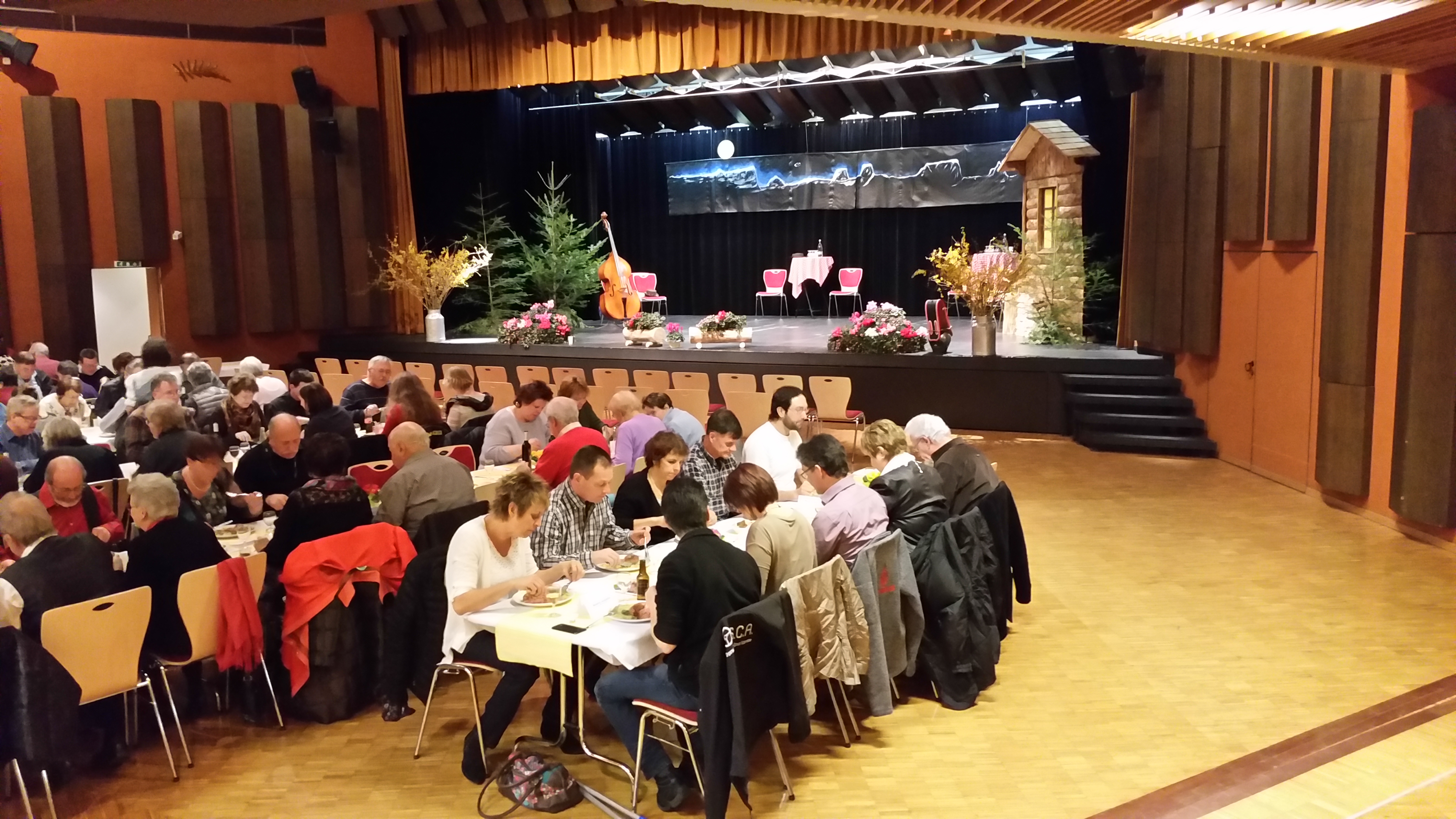 La scène et le public à table