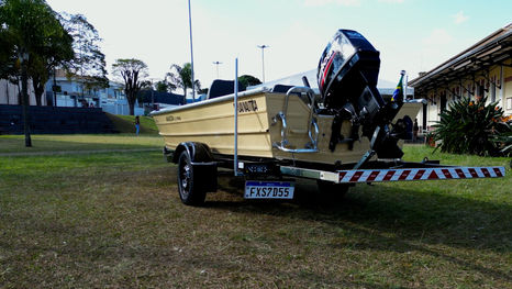 O barco favorito do pescador esportivo agora possui uma versão quilhada, o Amazon 5.5 Prime - embarcação convencional que possui casco em V, para uma navegação de excelente desempenho, além de apresentar a configuração interna mais solicitada pelos nossos clientes.
Devido à sua proa lançada e ao pontal mais alto, o Amazon 5.5 Prime é ideal para pescadores que buscam segurança ao navegar em águas agitadas ou superar marolas causadas por outras embarcações. Seu design exclusivo corta as ondas com tranquilidade, proporcionando uma experiência de navegação suave.
No convés, destacam-se a ampla plataforma de proa que oferece praticidade e funcionalidade, contando com uma caixa de varas, caixa de bateria e duas caixas secas especialmente projetadas para garantir a melhor organização dos acessórios.
A plataforma central possui uma caixa térmica, um viveiro e convenientes porta objetos. Na popa, há uma escada e uma portinhola que permite o acesso à caixa de bateria do porão, e assim como em toda sua extensão, há também bases para bancos estofados giratórios, base para pedestais de giropesca e revestimento com carpete termoacústico.
Esta embarcação é leve e robusta, adequada para navegar com motorização de até 60 HP, desenvolvida para garantir uma navegação segura e estabilidade necessária durante a pescaria.
Gostaria de saber mais?
Fale agora mesmo com um de nossos consultores.