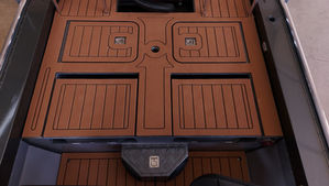 Lancha de alumínio naval para pescarias e pesca de arremesso, muito confortável, alcança boa velocidade, tem ótima estabilidade e é ideal para passeios com toda família e amigos, possui recursos e itens de série necessário para o sucesso do seu dia na água.