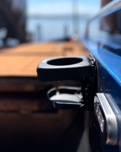 Planejada para o lazer do pescador esportivo, a nova Kurumã 2024 apresenta em sua configuração, a combinação perfeita de conforto, força e navegabilidade. Com pontal de 65 cm e boca de 2,00 m, a embarcação confere um espaço extra para maior comodidade dos passageiros e a segurança para navegar até em mares abrigados. Construída com alumínio naval de 2 mm, o casco da Kurumã é resistente contra marolas e garante estabilidade e estrutura suficiente para motorização de até 115 HP. E para pesca de arremesso, a lancha possui duas amplas plataformas com aproximadamente 1,5 m cada e diversos compartimentos para organizar equipamentos, acessórios, boias e coletes salva-vidas.