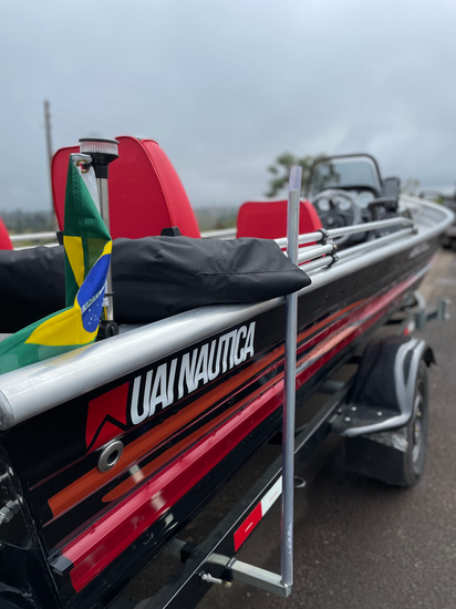 A Amazon 6.0 SS é uma embarcação versátil que atende a diversas modalidades, incluindo passeios, pesca profissional, pesca esportiva e pesquisas científicas. Seu design foi aprimorado com uma proa lançada para proporcionar uma melhor navegabilidade, além de um pontal extra alto e refluxo d'água, o que garante maior segurança durante as atividades.
Com uma estrutura robusta, a embarcação pode ser equipada com motores de até 60 HP e acomoda confortavelmente até 6 pessoas. A Amazon 6.0 SS é reconhecida por sua resistência e durabilidade, sendo produzida com a renomada qualidade da UAI Náutica.