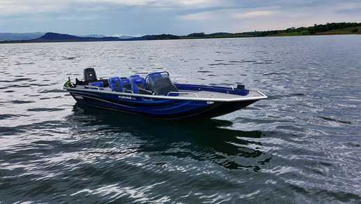 Planejada para o lazer do pescador esportivo, a nova Kurumã 2024 apresenta em sua configuração, a combinação perfeita de conforto, força e navegabilidade. Com pontal de 65 cm e boca de 2,00 m, a embarcação confere um espaço extra para maior comodidade dos passageiros e a segurança para navegar até em mares abrigados. Construída com alumínio naval de 2 mm, o casco da Kurumã é resistente contra marolas e garante estabilidade e estrutura suficiente para motorização de até 115 HP. E para pesca de arremesso, a lancha possui duas amplas plataformas com aproximadamente 1,5 m cada e diversos compartimentos para organizar equipamentos, acessórios, boias e coletes salva-vidas.
