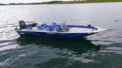 Planejada para o lazer do pescador esportivo, a nova Kurumã 2024 apresenta em sua configuração, a combinação perfeita de conforto, força e navegabilidade. Com pontal de 65 cm e boca de 2,00 m, a embarcação confere um espaço extra para maior comodidade dos passageiros e a segurança para navegar até em mares abrigados. Construída com alumínio naval de 2 mm, o casco da Kurumã é resistente contra marolas e garante estabilidade e estrutura suficiente para motorização de até 115 HP. E para pesca de arremesso, a lancha possui duas amplas plataformas com aproximadamente 1,5 m cada e diversos compartimentos para organizar equipamentos, acessórios, boias e coletes salva-vidas.