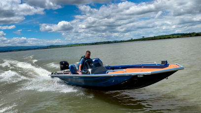 Vemos na imagem uma lancha de alumínio ou barco de alumínio de fabricação da Uai Náutica. Fábrica de barcos, lanchas e pontoon em Minas Gerais. O modelo da embarcação é um Kurumã 6.0, uma escolha de barco seguro e confiável. Ideal para pesca esportiva e profissional.