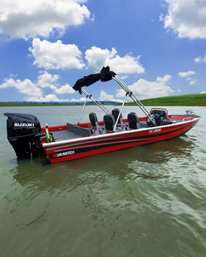 A FC 2020 é uma lancha de alumínio com um design especial para a melhor experiência de navegações em grupo. Seja passeios em família ou pescarias em equipe, esta embarcação atende com maestria todas as expectativas quando o assunto é conforto, espaço, estabilidade e aquadinâmica.
A amplitude proporcionada pelos seus 6,40 metros de comprimento (21 pés) e boca máxima de 2,10 metros é incrível. Espaço suficiente para que todos se sintam bem a vontade.
O casco é produzido com alumínio naval de 3 mm, o costado com chapa 2 mm e as plataformas com 2,20 mm. Estrutura robusta e resistente que se traduz na confiança, segurança e garantia limitada de 10 anos.
A FC 2020 conta com diversos compartimentos e itens de série. Recursos perfeitamente adaptados que permitiram um dia na água muito tranquilo.
O padrão de qualidade Uai Náutica surpreende ainda mais em embarcações sofisticadas como esta, cada detalhe expõe o carinho e cuidado com os acabamentos.