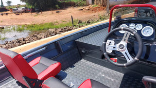 O Black Bass Prime SS é um bass boat de alumínio com configurações voltadas para o desempenho e conforto do pescador. A começar pelas amplas plataformas que proporcionam um excelente espaço para arremessos, além de diversos compartimentos para organização do seus equipamentos, incluindo uma caixa de varas de 2 metros. Na sequência de destaques, o modelo Prime SS possui cockpit para comando a distância e bancos estofados, ambos pensados para proporcionar o máximo conforto. Finalmente, o seu projeto aquadinâmico foi precisamente desenvolvido para navegar com muita potência e suporta motorização de até 60 HP na versão 5.5 m e 100 HP na versão de 6 metros, o casco semichato corta marolas com eficiência e possui ótima estabilidade, tanto em deslocamento quanto ancorado ou apoitado. Qualidade estrutural de proa à popa com garantia de 10 anos na solda. E é por essas e outras que o Black Bass é o barco favorito do pescador esportivo.