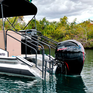 Conheça a Dubai 650, pontoon boat para até 12 pessoas, com convés de 6,50 m, área gourmet, solarium e motorização de até 250 HP.