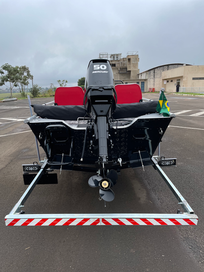 A Amazon 6.0 SS é uma embarcação versátil que atende a diversas modalidades, incluindo passeios, pesca profissional, pesca esportiva e pesquisas científicas. Seu design foi aprimorado com uma proa lançada para proporcionar uma melhor navegabilidade, além de um pontal extra alto e refluxo d'água, o que garante maior segurança durante as atividades.
Com uma estrutura robusta, a embarcação pode ser equipada com motores de até 60 HP e acomoda confortavelmente até 6 pessoas. A Amazon 6.0 SS é reconhecida por sua resistência e durabilidade, sendo produzida com a renomada qualidade da UAI Náutica.