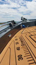 Lancha de alumínio naval para pescarias e pesca de arremesso, muito confortável, alcança boa velocidade, tem ótima estabilidade e é ideal para passeios com toda família e amigos, possui recursos e itens de série necessário para o sucesso do seu dia na água.