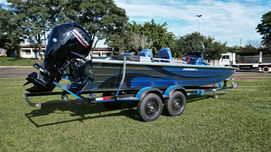 Vemos na imagem uma lancha de alumínio ou barco de alumínio de fabricação da Uai Náutica. Fábrica de barcos, lanchas e pontoon em Minas Gerais. O modelo da embarcação é um Kurumã 6.0, uma escolha de barco seguro e confiável. Ideal para pesca esportiva e profissional.