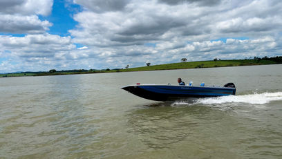 Vemos na imagem uma lancha de alumínio ou barco de alumínio de fabricação da Uai Náutica. Fábrica de barcos, lanchas e pontoon em Minas Gerais. O modelo da embarcação é um Kurumã 6.0, uma escolha de barco seguro e confiável. Ideal para pesca esportiva e profissional.
