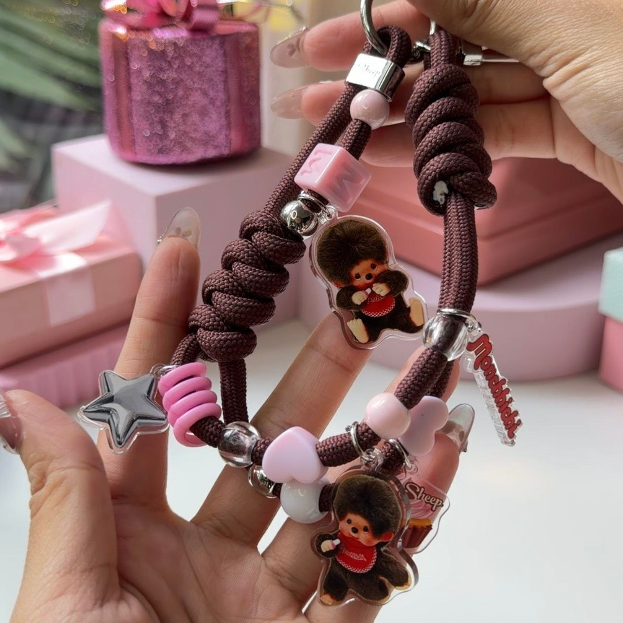 phone acccessories ใช้คู่เคส ม่อนชิชิ สีชมพู monchhichi boy girl ม่อนชิชิคุง ม่อนชิชิจัง limited ลิมิเต็ด sheep phone charm สายห้อยมือถือ แบบเชือก สีน้ำตาล ของขวัญ ปีใหม่ ส่งท้ายปี 2025 ตุ๊กตา มอนชิชิ จับฉลาก 2026 2569