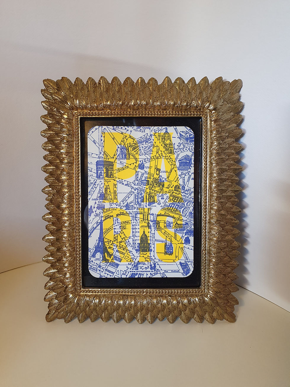 Tableau Paris jaune et bleu encadré doré, D'Ici et de Claire.