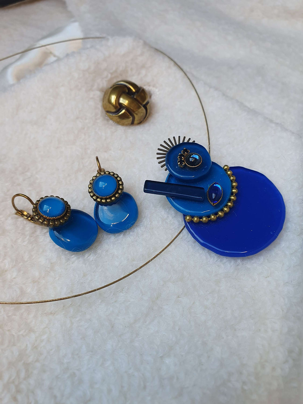 Miniature : Boucles d'oreilles et pendentif bleus, bijoux fantaisie sur fond blanc. D'Ici et de Claire