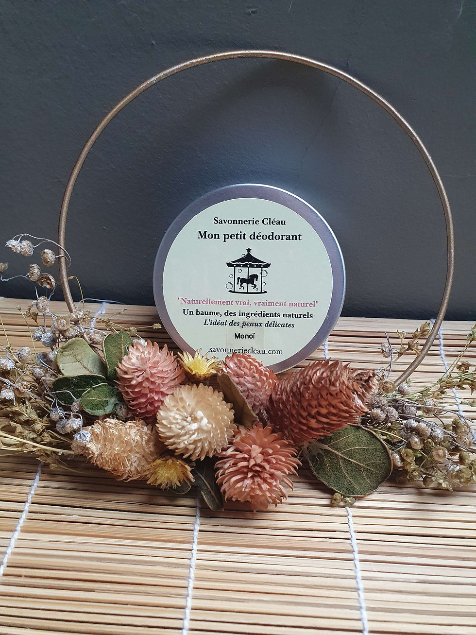 Déodorant naturel, texte visible, ornement floral et D'Ici et de Claire.