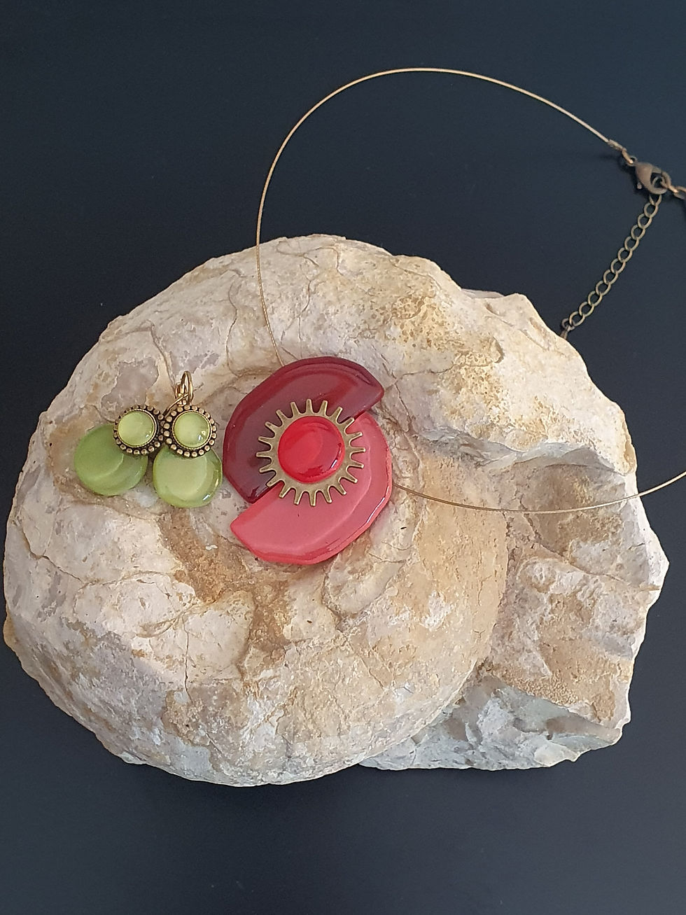 Miniature : collier en verre avec une paire de boucle d oreille posés sur un coquillage