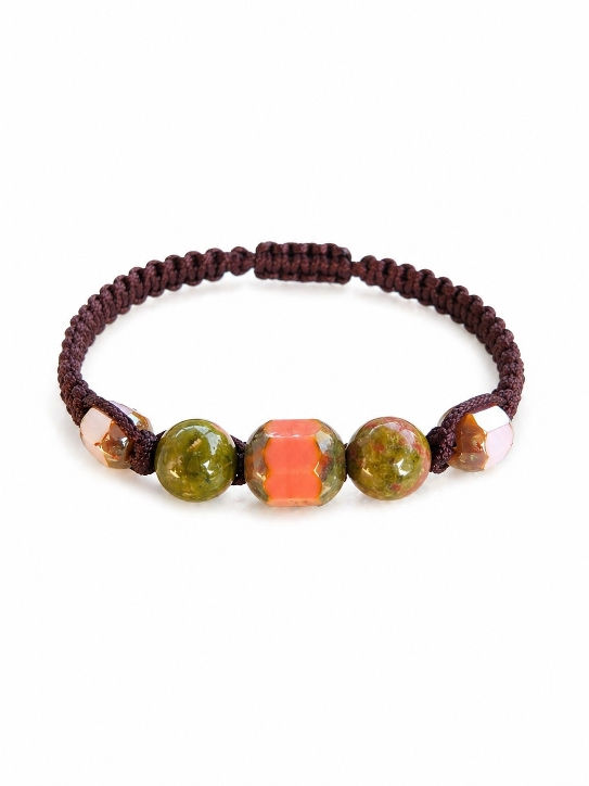 Miniature : un bracelet shamballa sur un fond blanc