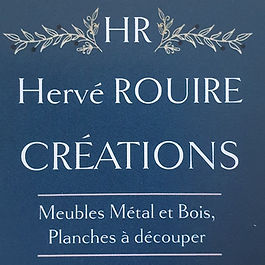 Dans son atelier en région Chinonaise , le bois prend vie ...et devient bien plus qu'un simple matériau.
Hervé façonne avec passion des planches à découper en bois debout , reconnues pour leur résistance, leur élégance et leur durabilité exceptionnelle.
Pourquoi le bois debout ?
Parcequ'il révèle la beauté des fibres, offre une robustesse incomparable et sublime chaque pièce en un objet unique .
Chaque planche est réalisée à la main : sélection du bois, principalement européen, assemblage minutieux des différentes essences pour un esthétisme parfait , ponçage soigné....Un travail d'orfèvre qui mèle tradition , précision et amour du métier.
Un objet qui traverse le temps , la durabilité prend tout son sens !