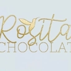 Chez ROSITA CHOCOLAT , au coeur de la Touraine , chaque tablette commence par un choix : celui de travailler la fève de cacao avec respect et exigence.
Son engagement est simple : créer un chocolat pur , honnête , artisanal, qui révèle toute la richesse de son terroir .
Le chocolat est travaillé en méthode bean to bar , de la fève à la tablette ; torrefaction lente , ingrédients minimalistes , aucun arôme ajoiuté , aucune lécithine ; juste la fève et beaucoup de savoir faire !!
Parcequ'un bon chocolat , c'est plus qu'un plaisir gourmand ! c'est un geste pour la planète , un soutien aux producteurs et une invitation à goûter l'authenticité !