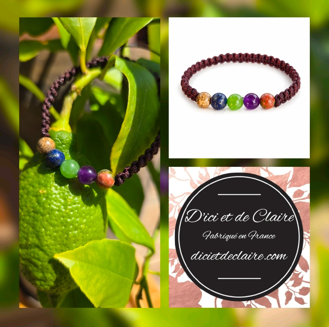 bracelet posé sur une branche d arbre , logo d'ici et de claire ,un bracelet shamballa avec un fond blanc