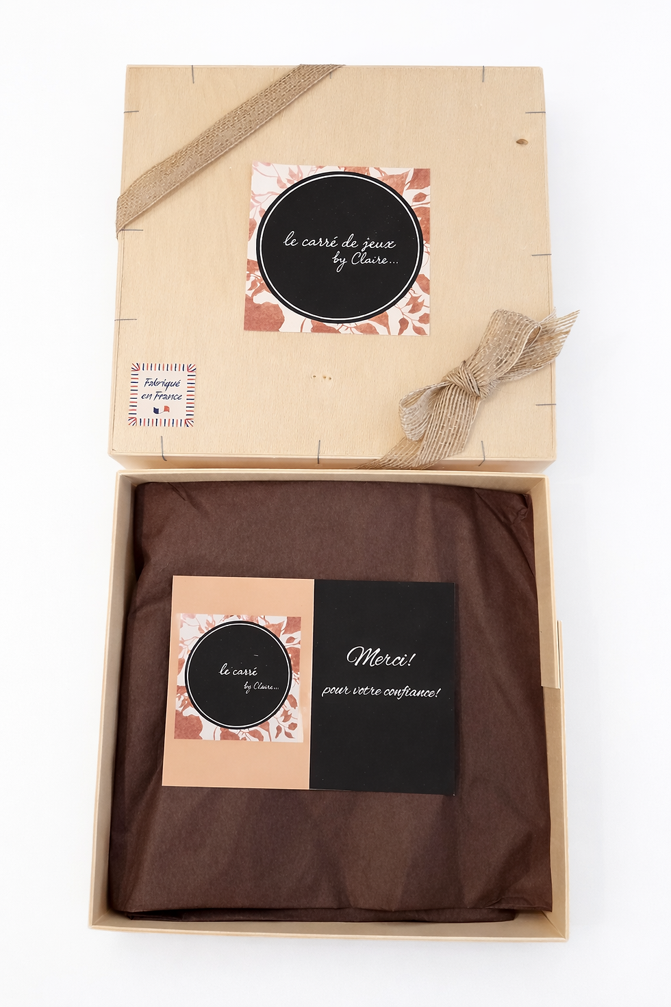 coffret en bois avec une carte