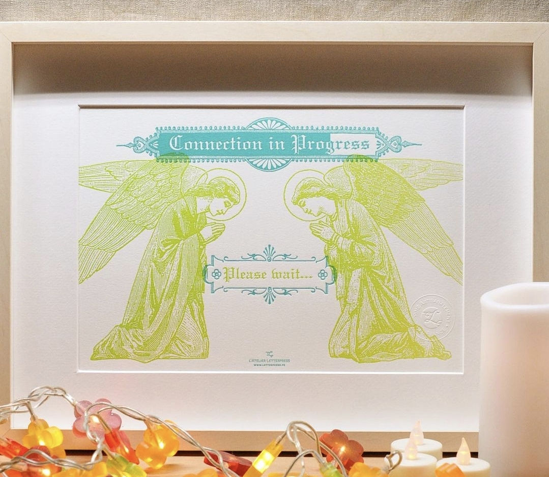 Cadre lumineux avec texte: 'Rencontres in Urbe' et deux anges verts. D'Ici et de Claire