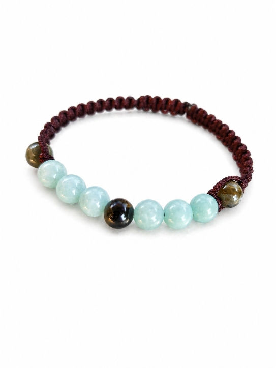 Miniature : un bracelet shamballa avec des pierres naturelles sur un fond blanc