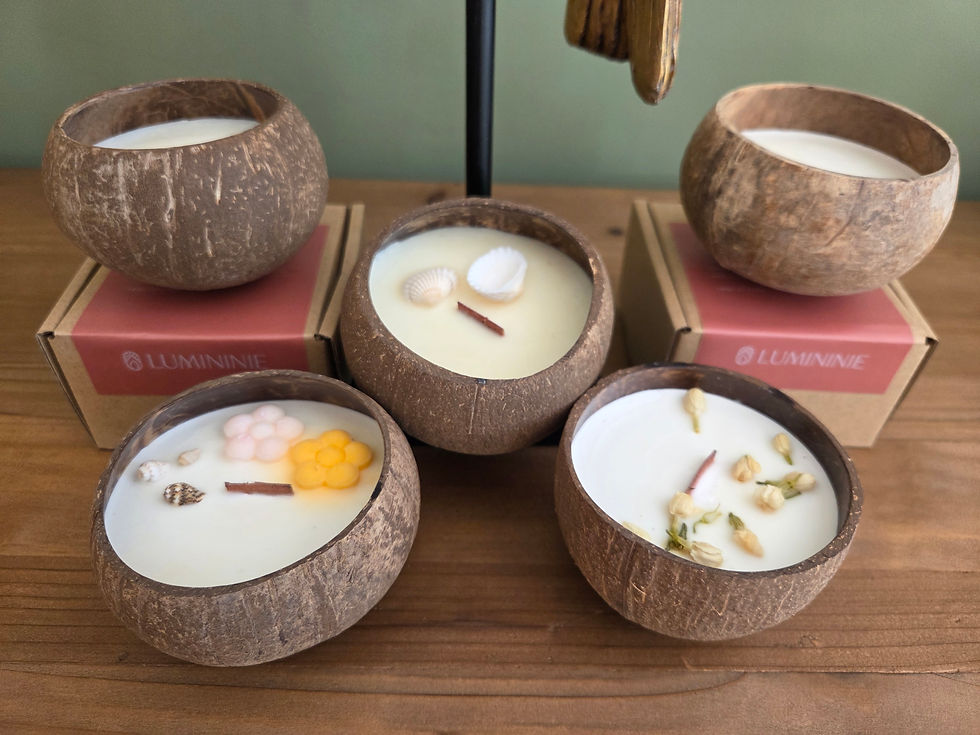 Bougies parfumées dans des coquilles de noix de coco, décoration d'intérieur élégante.