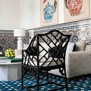 Lobby de hotel con butacas de rattan natural teñidas en negro, modelo Ming. Balik Singular Design